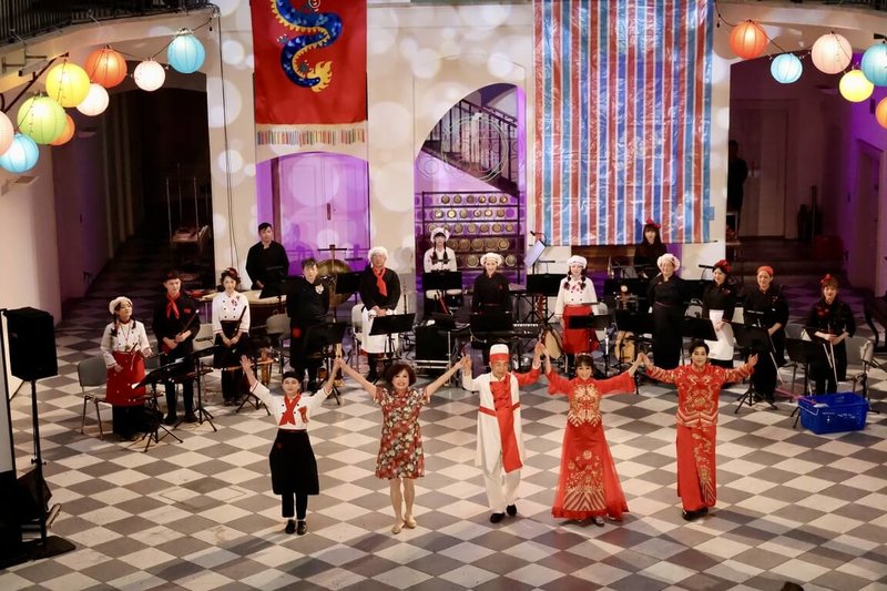 台灣國樂團來到捷克巡演,12、13日演出劇場音樂會「寶島辦桌」,作品以「嫁女兒辦桌」為主軸,描繪從迎娶、料理到送嫁、圓滿的完整流程。(台灣國樂團提供)中央社記者劉郁葶布拉格傳真 114年9月16日