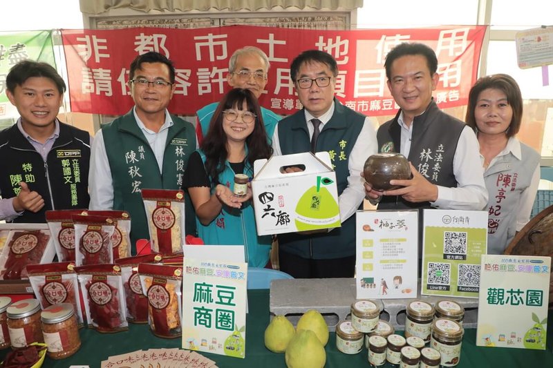 台南市長黃偉哲（右3）16日宣布，2025麻豆文旦節預定9月20日在曾文市政願景園區登場，也請消費者認清品牌。（台南市政府提供）中央社記者張榮祥台南傳真 114年9月16日