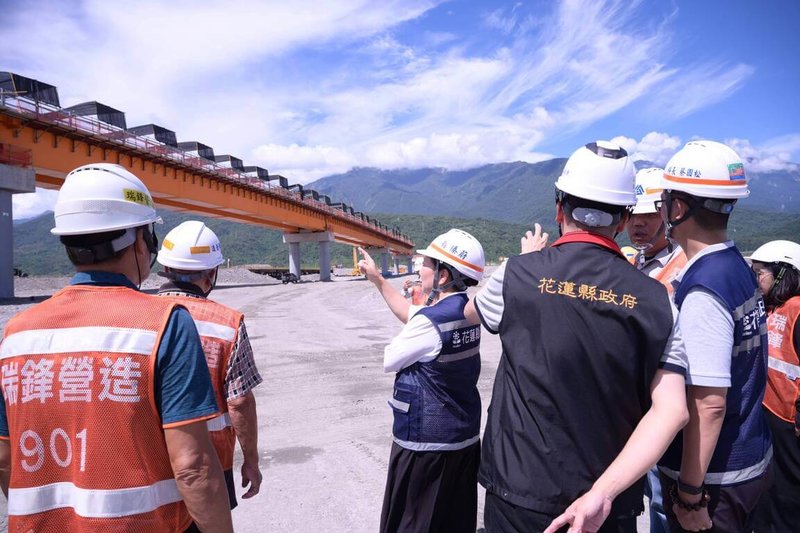 花蓮玉里橫跨秀姑巒溪的高寮大橋因地震斷裂毀損,縣府爭取經費重建,縣長徐榛蔚(左3)16日到場會勘,感謝施工團隊與在地鄉親支持,讓重建工作能在安全與品質兼顧下持續推展。(花蓮縣政府提供)中央社記者李先鳳傳真 114年9月16日