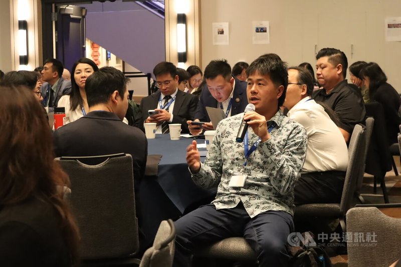 美國非政府倡議組織「台灣人公共事務會」的年度倡議大會13日起在華府舉行,台裔阿拉斯加人陳奕正(拿麥克風者)飛越美國參與。攝於9月14日。中央社記者鍾佑貞華盛頓攝 114年9月16日