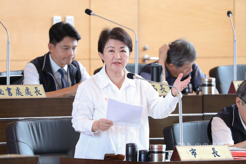 台中市長盧秀燕16日在台中市議會表示，台中捷運藍線中央政府該補助約新台幣60億元卻只給約1.6億元，「卡盧」擋建設。中央社記者趙麗妍攝 114年9月16日