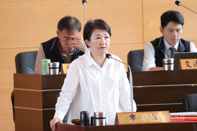 台中市長盧秀燕（前）16日在議會表示，高雄興達電廠事故後，中火燃氣機組已自主停工。由於中火權責在中央，她要求中火若要恢復試車，必須向中市府說明。中央社記者趙麗妍攝  114年9月16日