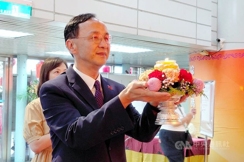 國民黨主席朱立倫（前）16日出席2025靈鷲山水陸空大法會參拜祈福，朱立倫會前受訪時表示，所有有關黨主席選舉的事情，他都會用4個字回答：「大家加油」。中央社記者吳睿騏桃園攝  114年9月16日