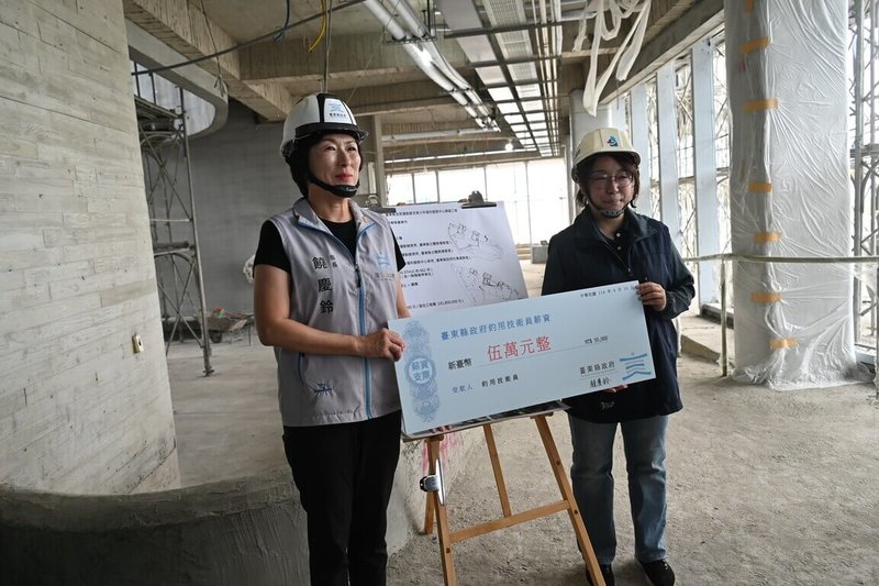 台東縣長饒慶鈴（左）16日宣布，只要是取得工程會公共工程品質證照，且為土木建築相關科系畢業、有2年工作經驗的約用技術員，薪資可大幅調升至業界起薪的新台幣5萬至6萬元水準。（台東縣政府提供）中央社記者盧太城台東傳真  114年9月16日