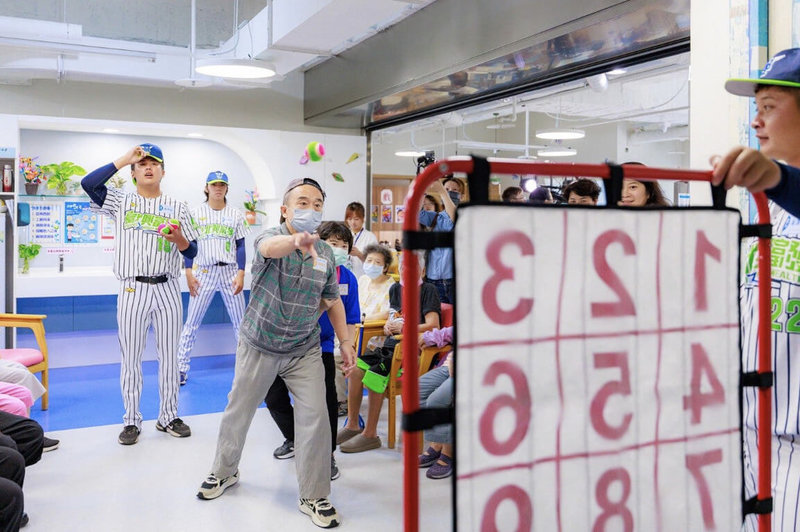 台北市體育局16日攜手台北興富發棒球隊前往一粒麥子社福基金會的莒光社區長照機構,陪伴長者體驗棒球遊戲。(台北市體育局提供)中央社記者楊淑閔傳真 114年9月16日