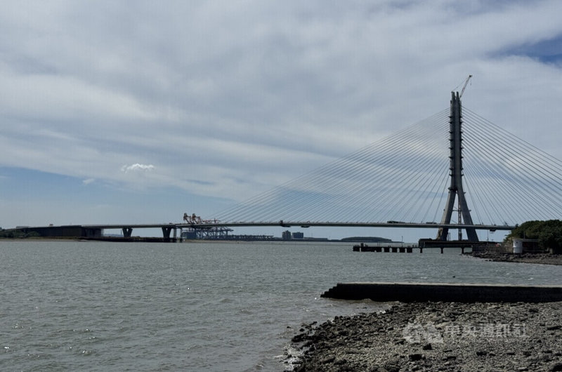 淡江大橋16日合龍，展現連接淡水河口兩岸的美麗景象，八里淡水店家期待未來通車後，能帶來更大商機。中央社記者王鴻國攝　114年9月16日