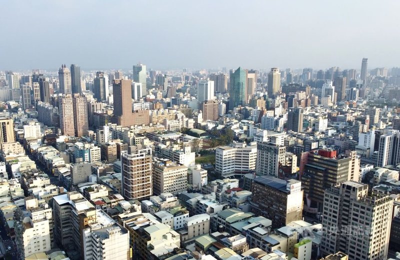 高雄市工務局推動 「114年度高雄厝智慧雲補助計畫」,即起申請受理至9月30日,今年補助項目包含雨水貯集滯洪設施觀測系統、淹水感測系統、公共區域用電量觀測系統,以及公共區域增設電動車充電設施設備(線槽架)。圖為從高雄市三民區住宅大樓林立。中央社記者董俊志攝 114年9月16日