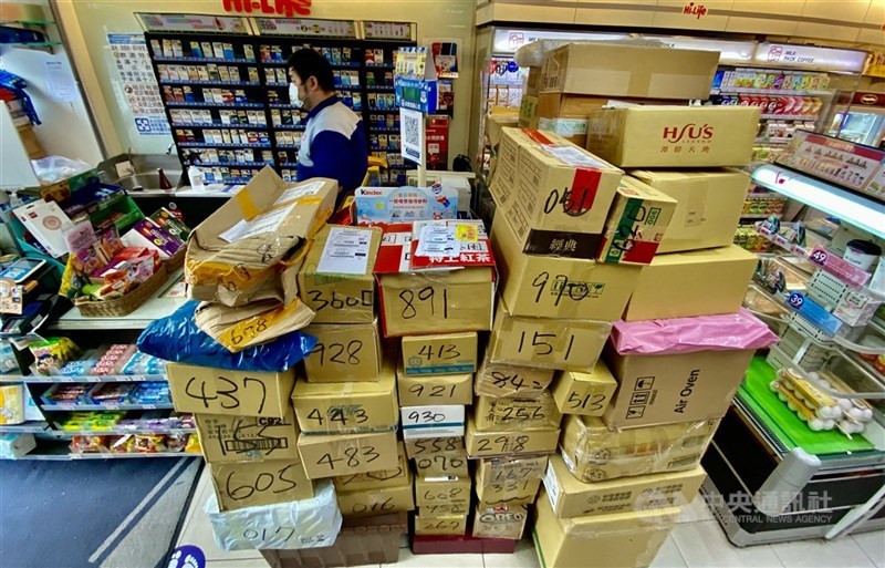 國稅局提醒，若民眾經常性以營利為目的於網路銷售或經營服務，一旦銷售金額達營業稅起徵點，即買賣業為新台幣10萬元、勞務業為5萬元，應辦理稅籍登記，依法課徵營業稅及所得稅。圖為超商堆放待取貨包裹。（中央社檔案照片）