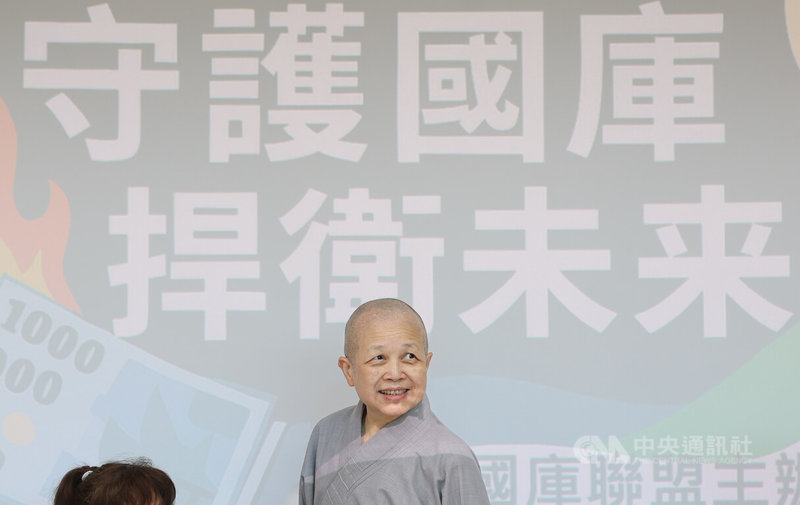 搶救國庫聯盟召集人釋昭慧(圖)16日在台北出席「拒領1萬,捐入國家續命專款」記者會,說明活動目的與訴求。中央社記者謝佳璋攝 114年9月16日