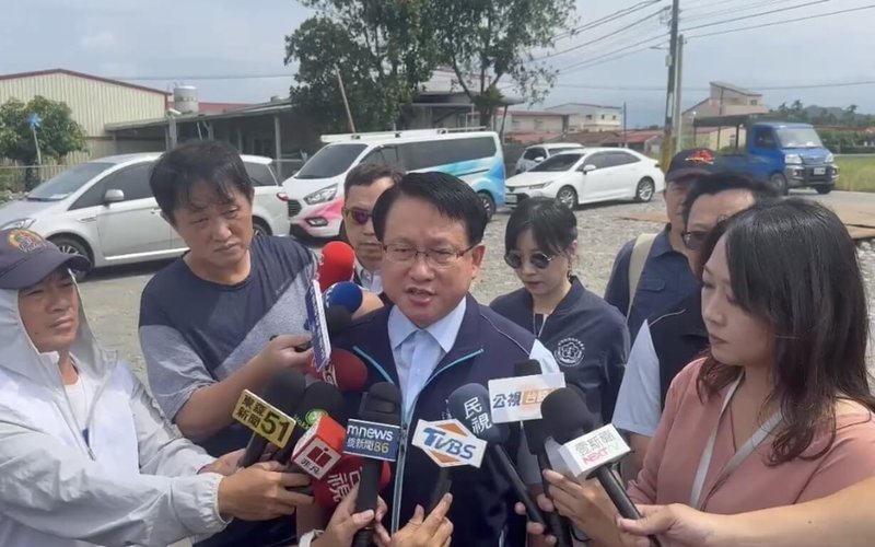 橋頭地檢署檢察長張春暉（前中）16日率隊現勘美濃盜採砂石案現場，張春暉表示，目前已執行數波查緝，羈押多名被告並查扣10、20台機具，從嚴從速積極偵辦。（民眾提供）中央社記者林巧璉傳真　114年9月16日