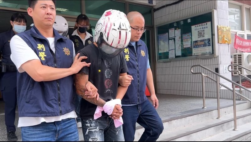 苗栗警方16日表示,竹南鎮1間銀樓15日傍晚遭搶,損失價值約新台幣70萬元金飾,經連夜逮捕涉案陳姓男子(前中)等4名年輕男女,其中2人為年僅17歲少年,4人因玩博弈欠下賭債結夥犯案。(民眾提供)中央社記者管瑞平傳真 114年9月16日