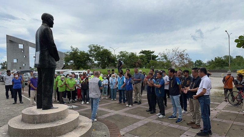 台東縣議會議長吳秀華(前右6)16日前往勘查台東市建農里蔣中正雕像,希望能保留;並表示她與台東市公所溝通,市公所允諾願意接手雕像管理。(台東縣議會提供)中央社記者盧太城台東傳真 114年9月16日