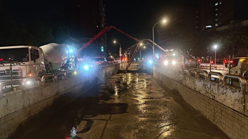 有民眾發現，台北市公館圓環下的羅斯福路公車專用地下道有積水狀況，台北市新工處16日表示，目前評估工程不會受到影響，仍可以按預定進度完成。圖為工區15日晚間狀況。（台北市新工處提供）中央社記者陳昱婷傳真 114年9月16日