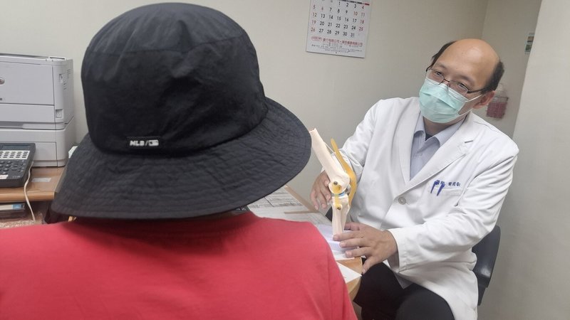 衛福部台北醫院復健科主任葉圜叡（右）表示，日常走路、站立或運動時，經常出現足部疼痛、膝關節痠痛或腰背不適，可量身打造鞋墊，治療改善。（台北醫院提供）中央社記者王鴻國攝　114年9月16日
