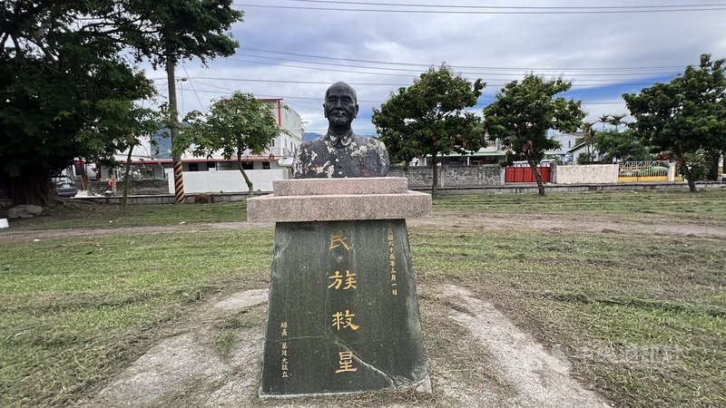 台東市建農里位於國產署管理的國有土地上存放2座蔣中正雕像，當地民眾希望保留，國產署16日表示暫緩拆除。中央社記者盧太城台東攝　114年9月16日