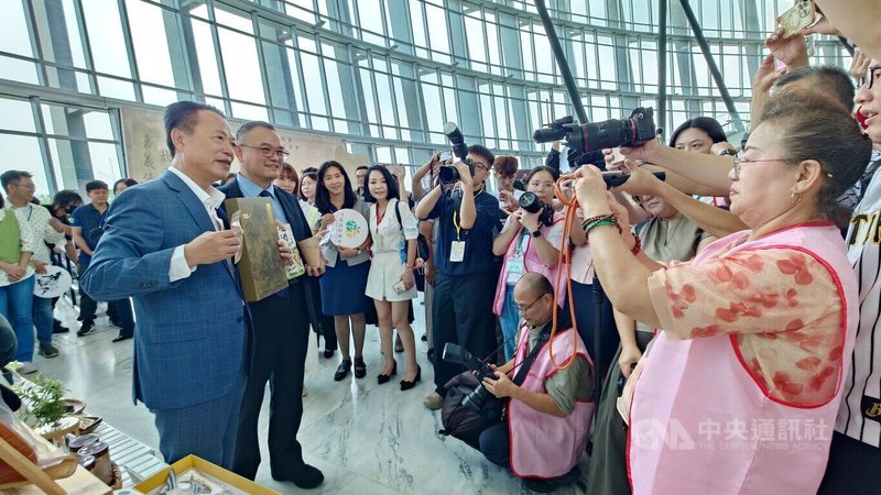 故宮博物院與嘉義縣政府創設的「嘉義優鮮」品牌聯名，以故宮典藏意象結合34項嘉義農產，打造兼具「美味、美學、故事性」的文化伴手禮，16日在故宮南院由嘉義縣長翁章梁（左）、故宮博物院長蕭宗煌（左2）一同開箱。中央社記者蔡智明攝　114年9月16日