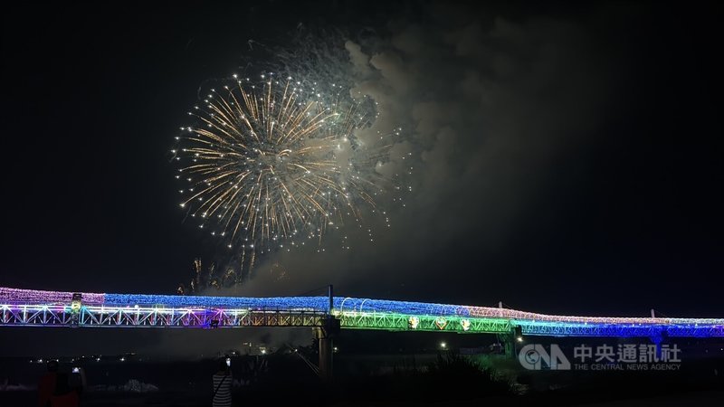 114年國慶焰火在南投，南投縣政府16日晚間搶先試放千發焰火，測試布彈與落焰狀況。中央社記者蕭博陽南投縣攝  114年9月16日