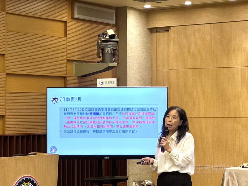 立法院日前初審通過加重無照駕駛罰則，交通部公共運輸及監理司長胡迪琦（圖）16日指出，修法內容包含無照駕駛累犯罰鍰將無上限，且若10年內被抓第2次將以最高罰則處罰。中央社記者余曉涵攝  114年9月16日