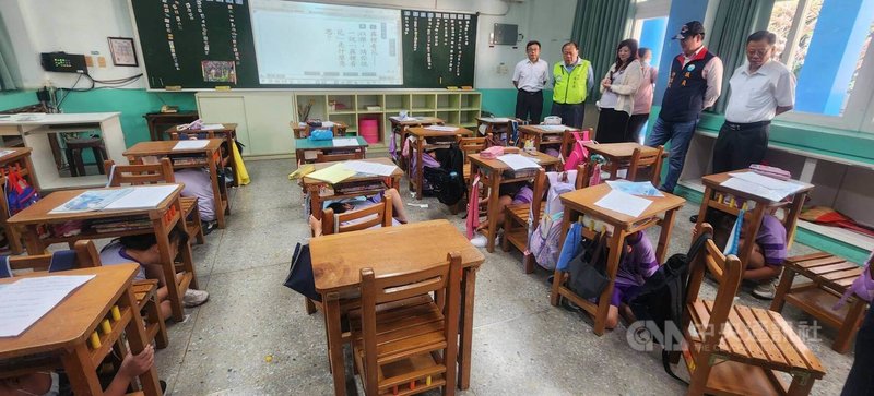 澎湖縣政府辦理國家防災日示範演練，16日在馬公中興國小辦理全縣觀摩演練，縣長陳光復（左2）等人實地了解學童在防震防災中的避難作為。中央社  114年9月16日