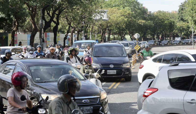 台北市政府拆除公館圓環,並填平公車地下道工程已於13日動工,民眾憂心施工期間交通受衝擊。圖為16日上班尖峰時段,自永福橋進入台北市區的車流量大。中央社記者張皓安攝 114年9月16日