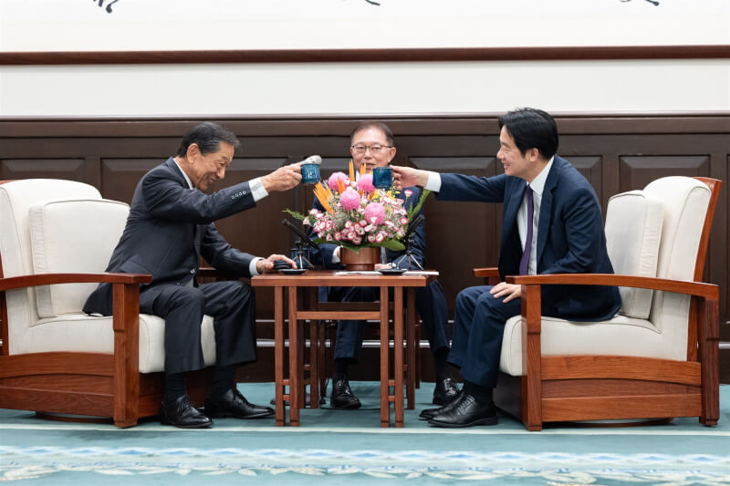 總統賴清德16日接見日本台灣交流協會長隅修三所率訪團，盼持續深化雙方各項交流合作，為印太地區的和平與繁榮做出更多貢獻。隅修三承諾在其會長任期中，會全力推動台日關係更上一層樓。（總統府提供）中央社記者溫貴香傳真　114年9月16日