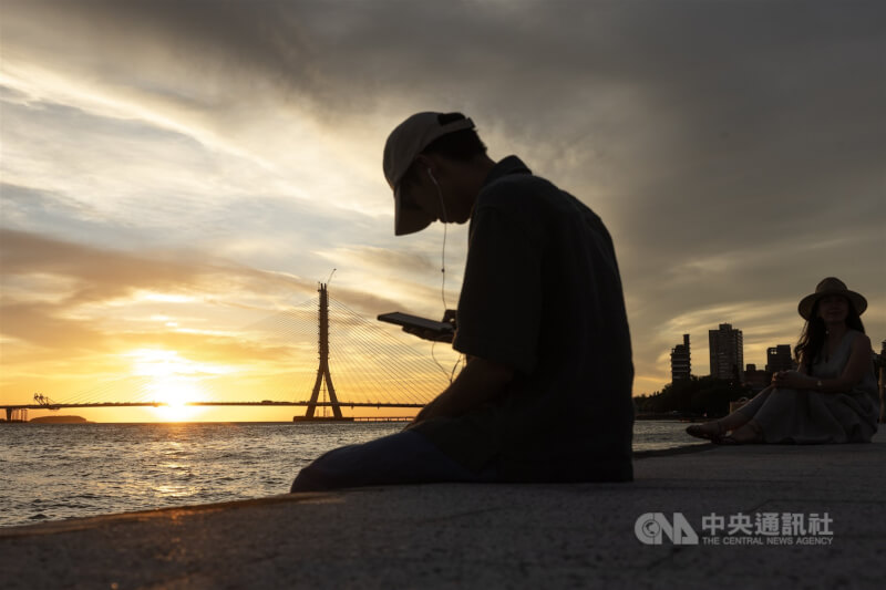 淡江大橋為國內首例以國際競圖方式辦理設計的橋梁工程,整體造型由世界知名建築師札哈.哈蒂設計,考量日落位置與淡水河岩盤深度,橋塔設立於河道中央偏淡水側。圖為傍晚日落時分從淡水老街遠眺淡江大橋與夕陽。中央社記者趙世勳攝 114年9月16日