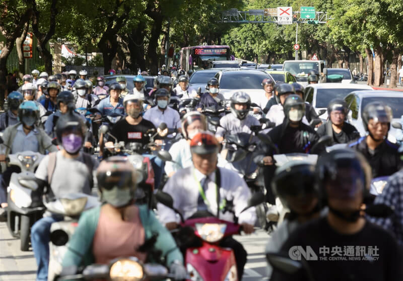 台北市政府拆除公館圓環,並填平公車地下道工程已於13日動工,連帶影響周邊道路。16日上班尖峰時段,從永福橋進入台北市區車多擁塞,交通負荷大。中央社記者張皓安攝 114年9月16日