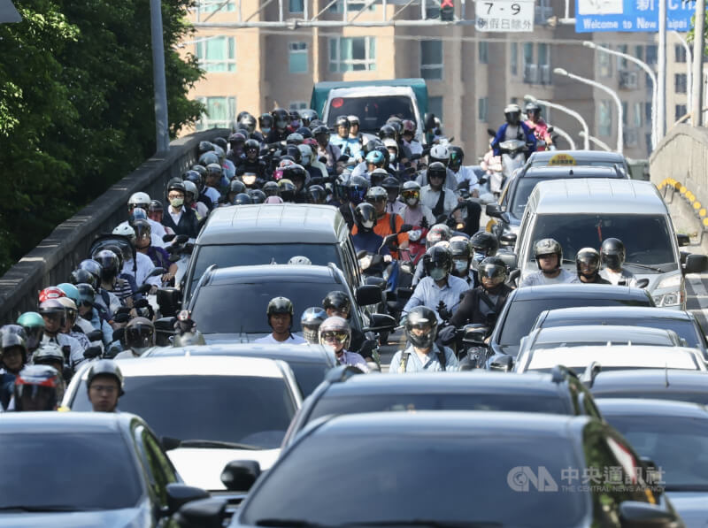 台北市政府拆除公館圓環，並填平公車地下道工程已於13日動工，連帶影響周邊交通。16日上班尖峰時段，從永福橋進入台北市區有實施調撥車道，且車流量大。中央社記者張皓安攝　114年9月16日