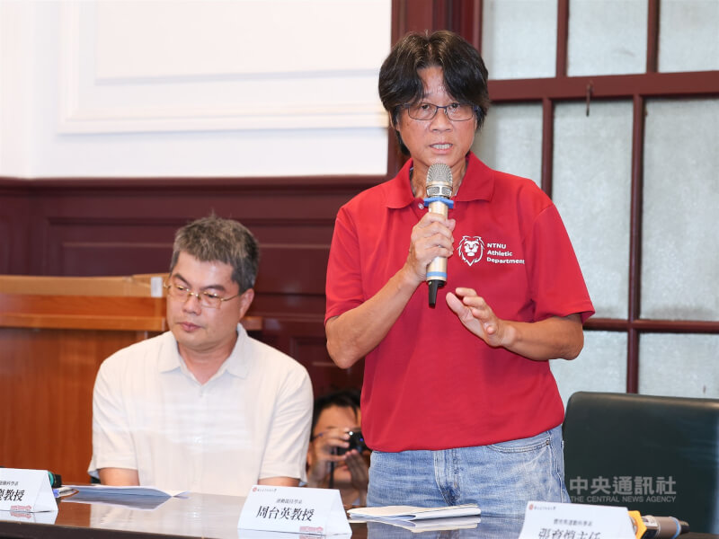 台灣師大女足抽血案引發社會關注，涉案教師陳忠慶（左）、周台英（右）7月19日出面致歉。（中央社檔案照片）