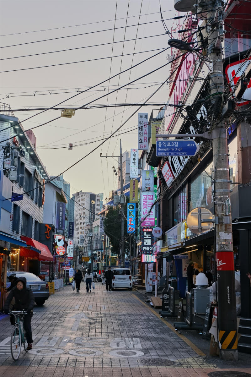 韓國弘大街頭。(圖取自Unsplash圖庫)