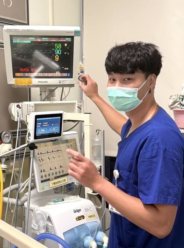曾是橄欖球體育績優生的簡廷逸,報考台北醫學大學學士後護理學系,並通過國家考試,取得護理師執照。(北醫大提供)中央社記者許秩維傳真 114年9月16日
