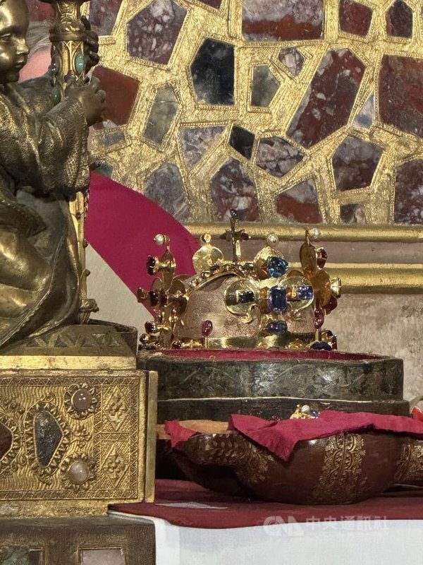 這頂備受矚目的「加冕王冠」至今已有近680年歷史。1346年,由神聖羅馬帝國皇帝、波希米亞國王的查理四世(Charles IV)下令製作,從此用於君主加冕典禮,象徵合法王權與神聖的統治權。中央社記者劉郁葶布拉格攝 114年9月16日
