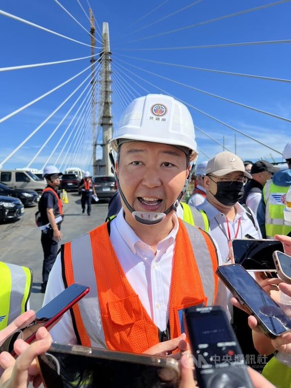 淡江大橋16日舉辦合龍儀式，總統賴清德出席見證，預計115年5月通車。交通部長陳世凱（圖）受訪時說，未來淡江大橋將成為新景點、新國門，並預告有5大慶祝活動。中央社記者黃巧雯攝  114年9月16日