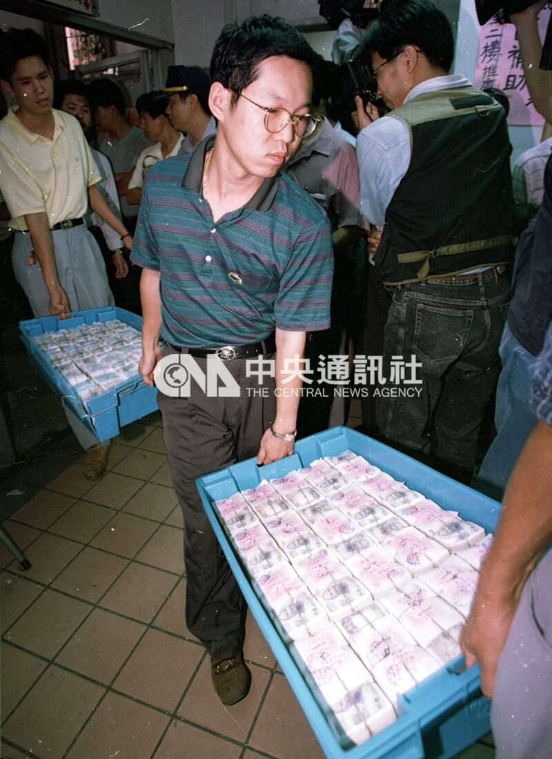 合作金庫、土地銀行、農民銀行3間行庫支援中壢市農會的現款送達農會,農會職員接力將現款送到信用部。 中央社記者張良一攝 84年9月25日