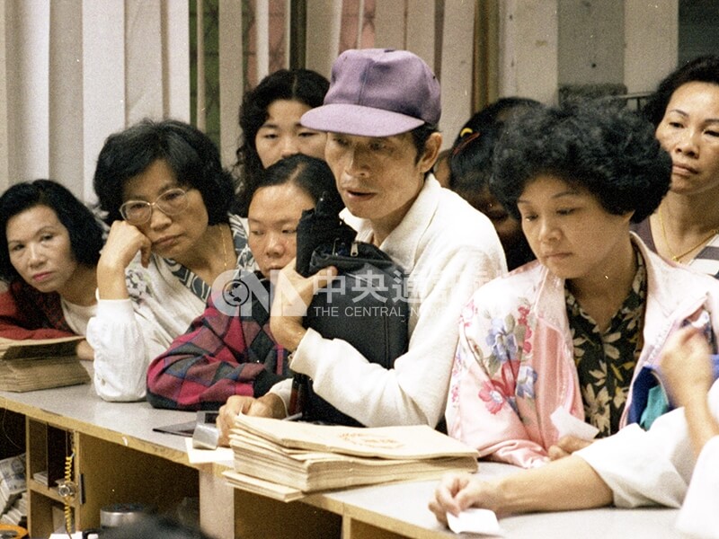 中壢市農會爆發擠兌風波,出現大批提領存款人潮。 中央社記者張良一攝 84年9月21日