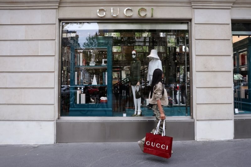 圖為法國巴黎一間Gucci門市。（路透社）