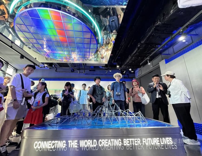 彰化縣長王惠美14日率團訪大阪世博TECH WORLD館等多國展館。TECH WORLD館展出內容讓她內心相當感動,認為有助於10月彰化要舉辦的2025台灣設計展。中央社記者楊明珠大阪攝 114年9月16日