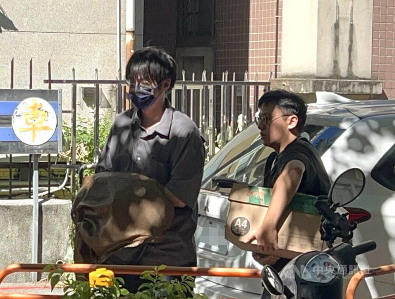 檢警獲報，鄭姓律師（左）為竹聯幫弘仁會陳姓成員等人的假投資詐欺集團辯護時，涉嫌洩密給其他共犯。台北地檢署17日指揮警方拘提鄭男等人到案說明。中央社記者謝幸恩攝　114年9月17日