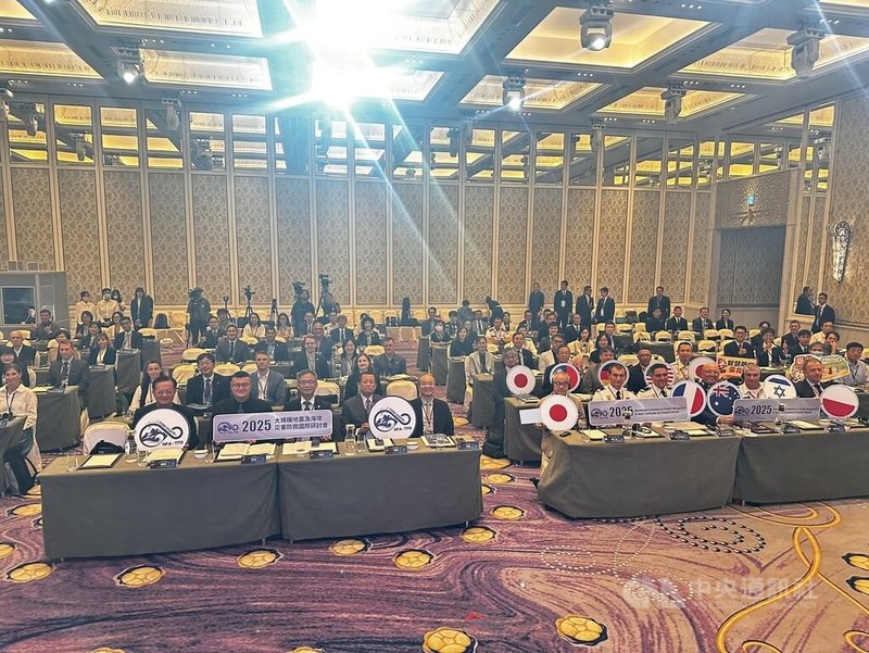 「2025大規模地震及海嘯災害防救國際研討會」登場,由內政部消防署及台北市政府合辦,是首次以討論地震海嘯災害的研討會,並邀請各國專家政府代表與會討論。圖為會前大合照。中央社記者劉建邦攝 114年9月17日