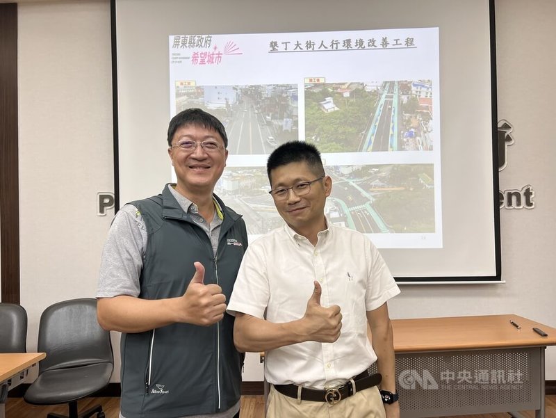 屏東縣政府墾丁大街人行空間改善工程完工,17日舉行記者會,由工務處養護科長張翔傑(左)、屏東縣警察局交通隊副隊長程大維(右)說明臨停新制,提醒民眾「臨停可行,但須按規定使用」,違者可依法取締。中央社記者李卉婷攝 114年9月17日