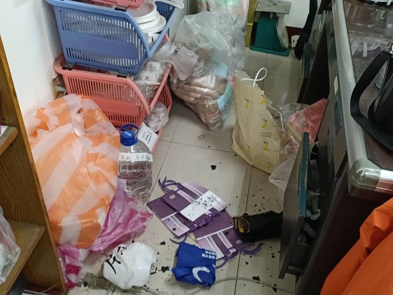 周姓男子連日侵入台南安平區民宅及里活動中心行竊,且破壞屋內監視器,警方16日將人拘捕到案送辦。(台南市警察局提供)中央社記者張榮祥台南傳真 114年9月17日