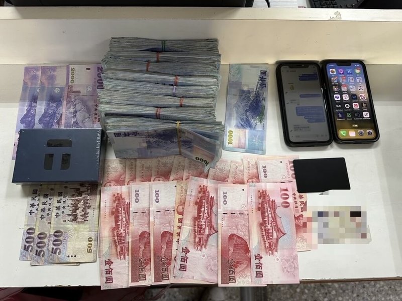 台南市警察局善化分局破獲假投資虛擬貨幣詐騙集團，陸續逮捕16人到案，且查扣手機、現金等相關證物。（台南市警察局提供）中央社記者張榮祥台南傳真　114年9月17日