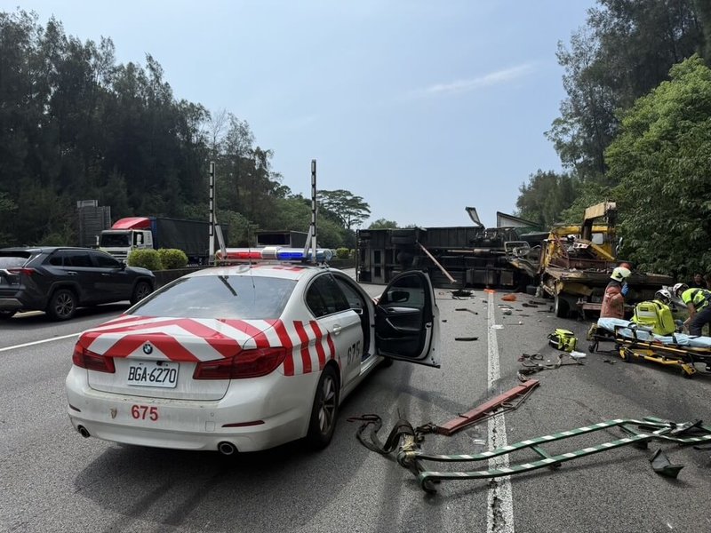 國道3號南下新竹路段，17日中午發生大貨車與拖吊車碰撞翻覆事故，新竹市警消獲報到場，拖吊車駕駛躺在路肩失去生命跡象，大貨車駕駛受擦挫傷、意識清楚；2人均由救護車送醫。（新竹市消防局提供）中央社記者魯鋼駿傳真　114年9月17日