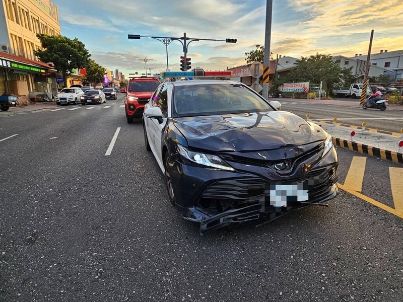 花蓮警分局翟姓與彭姓2名員警17日上午5時許駕車巡邏，沿花蓮市中央路三段北往南方向直行，與77歲鍾姓女騎士發生碰撞，鍾婦當場昏迷，送醫搶救後，仍在加護病房觀察，事故原因仍待釐清。（花蓮警分局提供）中央社記者張祈傳真 114年9月17日