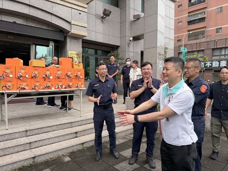 中秋節將近,高雄市副議長曾俊傑(前)17日赴市警局三民第一分局,贈送月餅禮盒慰勞員警,親自向基層致上祝福與溫暖。(曾俊傑辦公室提供)中央社記者蔡孟妤傳真 114年9月17日