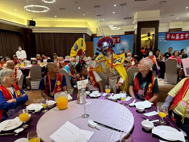 為讓弱勢長輩在中秋佳節前感受團圓與溫暖,華山基金會台中A區17日在台中福華大飯店舉辦「愛老人中秋慈善餐會」,會中安排川劇變臉表演。(華山基金會提供)中央社記者郝雪卿傳真 114年9月17日