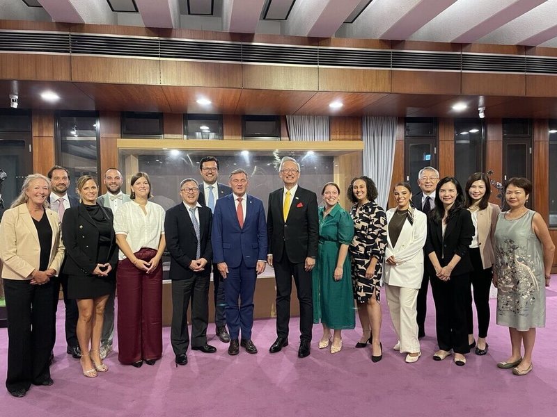 外交部政務次長吳志中（右6）16日晚間宴請比利時佛拉蒙大區議會議員團。（外交部提供）中央社記者楊堯茹傳真　114年9月17日