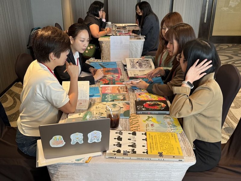 文化內容策進院今年分別前進日本東京與泰國曼谷，邀請台灣漫畫、條漫平台、版權代理等業者，將具有海外市場發展潛能、跨域發展、改編潛力的台灣原創作品，推介給漫畫相關領域的日、泰業者。（文策院提供）中央社記者王寶兒傳真　114年9月17日