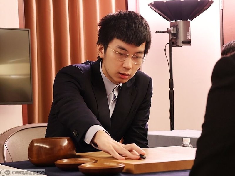 第15屆圍棋友士盃十段頭銜挑戰賽首度移師台南舉行,力拚8連霸的台灣名將許皓鋐(圖)17日以1.5目之差擊敗對手,順利在首局拿下勝利。(海峰棋院提供)中央社記者陳容琛傳真 114年9月17日