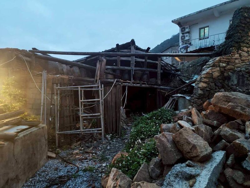 馬祖南竿鄉復興村大澳老街一處閒置空地原為蝦油工廠,因久無人居,木造建築倒塌後,經屋主同意提供給牛角社區發展協會再利用,但幾年過去,被人堆積碎石與物品,環境雜亂。(劉梅玉提供)中央社記者潘欣彤傳真 114年9月17日